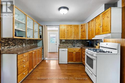 10567 Maplewood Drive, Wainfleet, ON - Indoor Photo Showing Kitchen With Double Sink