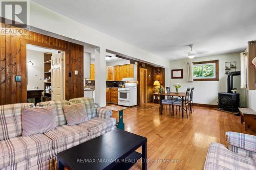 10567 Maplewood Drive, Wainfleet, ON - Indoor Photo Showing Living Room