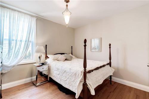 2329 Sharron Street, Burlington, ON - Indoor Photo Showing Bedroom