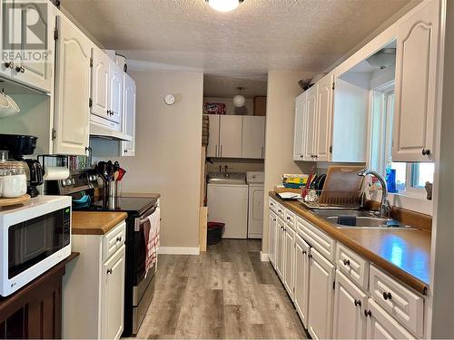 7332 Island Road, Oliver, BC - Indoor Photo Showing Kitchen