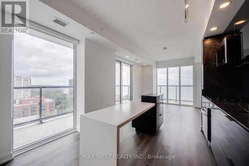 1003 - 370 Martha Street, Burlington (Brant), ON - Indoor Photo Showing Kitchen