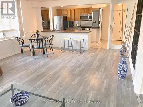 511 - 633 Bay Street, Toronto (Bay Street Corridor), ON - Indoor Photo Showing Kitchen