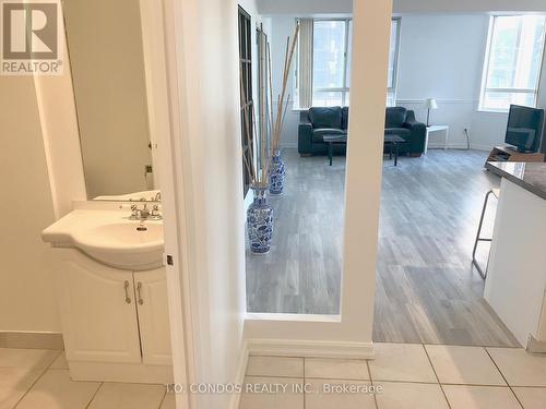 511 - 633 Bay Street, Toronto (Bay Street Corridor), ON - Indoor Photo Showing Bathroom