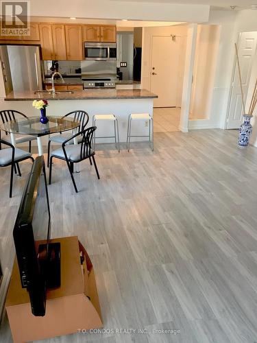 511 - 633 Bay Street, Toronto (Bay Street Corridor), ON - Indoor Photo Showing Kitchen