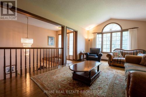 1204 Hamilton Road, London, ON - Indoor Photo Showing Living Room