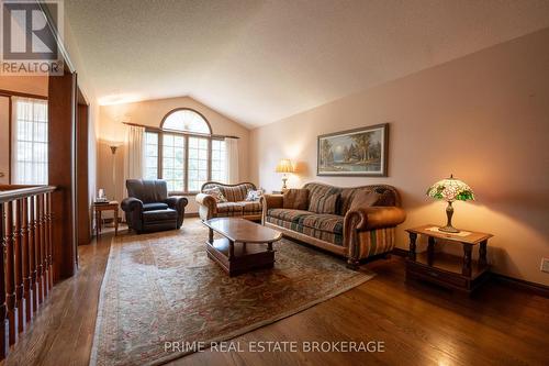 1204 Hamilton Road, London, ON - Indoor Photo Showing Living Room