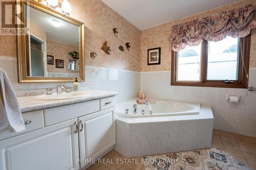 1204 Hamilton Road, London, ON - Indoor Photo Showing Bathroom