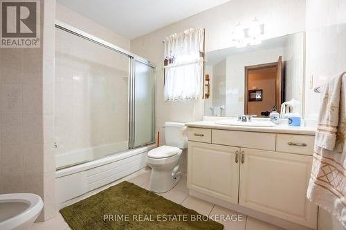 1204 Hamilton Road, London, ON - Indoor Photo Showing Bathroom