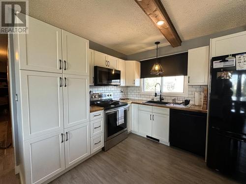 8615 87 Street, Fort St. John, BC - Indoor Photo Showing Kitchen