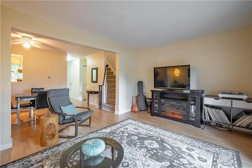 18 Barry Street|Unit #12, St. Catharines, ON - Indoor Photo Showing Living Room