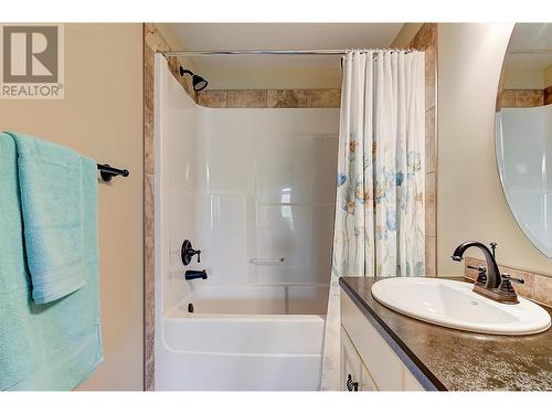 6148 Lipsett Avenue, Peachland, BC - Indoor Photo Showing Bathroom