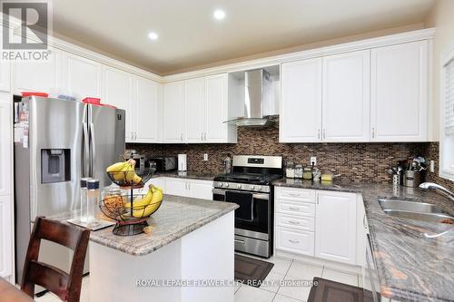 2 Addiscott Street, Brampton (Sandringham-Wellington), ON - Indoor Photo Showing Kitchen With Stainless Steel Kitchen With Double Sink With Upgraded Kitchen