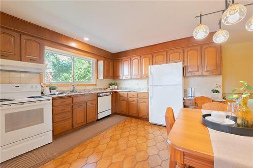 Kitchen designed for convenience and functionality - 185 Nugent Drive, Hamilton, ON - Indoor Photo Showing Kitchen