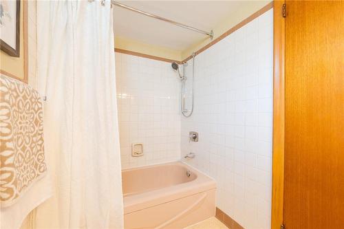 185 Nugent Drive, Hamilton, ON - Indoor Photo Showing Bathroom