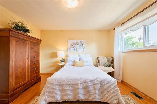 Versatile secondary bedroom - 185 Nugent Drive, Hamilton, ON - Indoor Photo Showing Bedroom