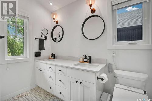 431 5Th Street E, Saskatoon, SK - Indoor Photo Showing Bathroom