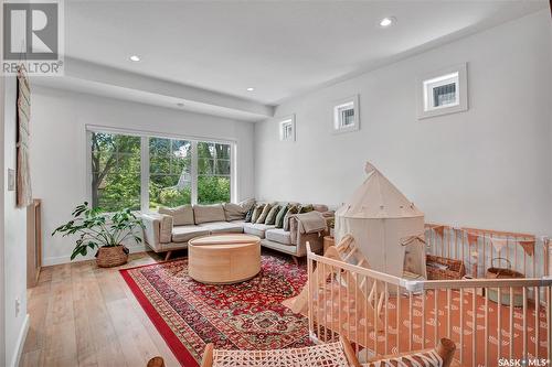 431 5Th Street E, Saskatoon, SK - Indoor Photo Showing Living Room