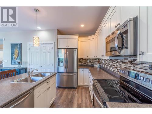 2788 Beachmount Cres, Kamloops, BC - Indoor Photo Showing Kitchen With Double Sink With Upgraded Kitchen