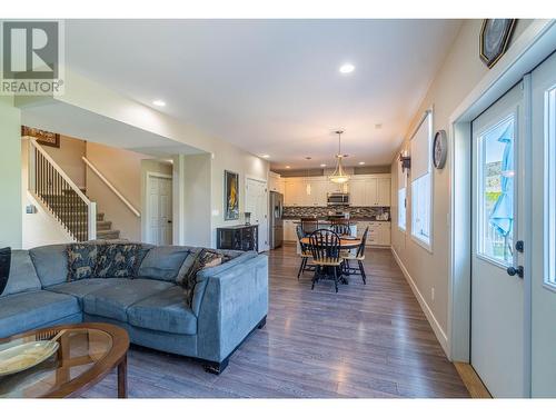 2788 Beachmount Cres, Kamloops, BC - Indoor Photo Showing Living Room