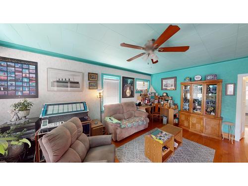 227 14Th Avenue N, Cranbrook, BC - Indoor Photo Showing Living Room