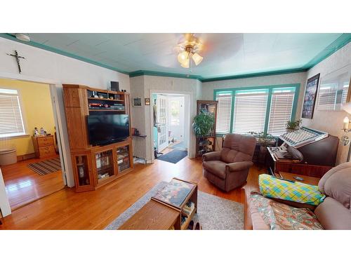 227 14Th Avenue N, Cranbrook, BC - Indoor Photo Showing Living Room