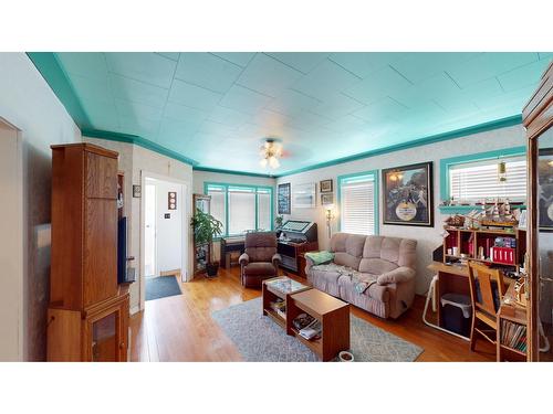 227 14Th Avenue N, Cranbrook, BC - Indoor Photo Showing Living Room