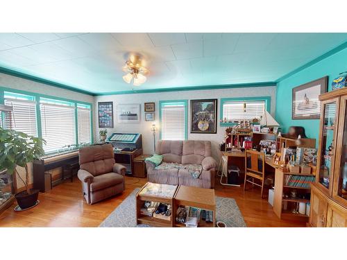 227 14Th Avenue N, Cranbrook, BC - Indoor Photo Showing Living Room