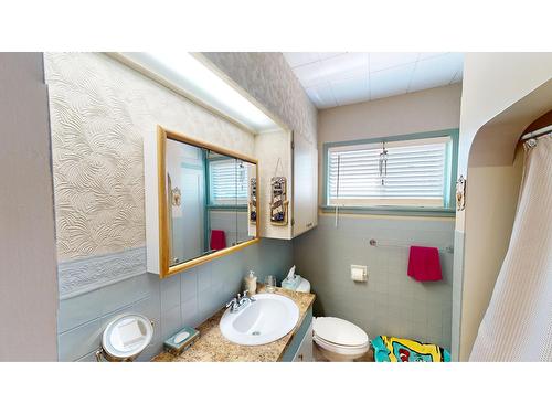 227 14Th Avenue N, Cranbrook, BC - Indoor Photo Showing Bathroom