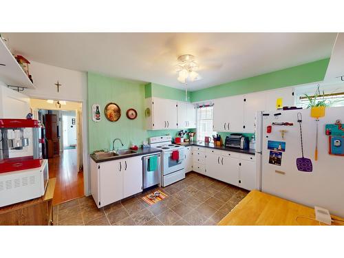 227 14Th Avenue N, Cranbrook, BC - Indoor Photo Showing Kitchen