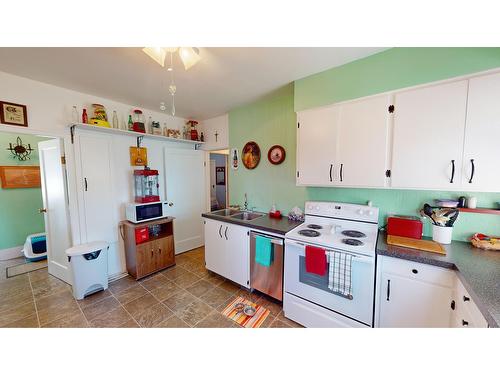 227 14Th Avenue N, Cranbrook, BC - Indoor Photo Showing Kitchen With Double Sink