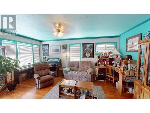 227 14Th  N Avenue, Cranbrook, BC - Indoor Photo Showing Living Room