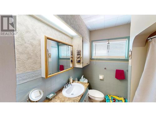 227 14Th  N Avenue, Cranbrook, BC - Indoor Photo Showing Bathroom