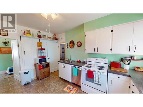 227 14Th  N Avenue, Cranbrook, BC - Indoor Photo Showing Kitchen With Double Sink