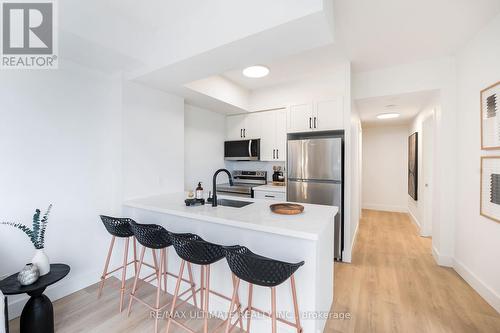 517 - 135 Village Green Square, Toronto (Agincourt South-Malvern West), ON - Indoor Photo Showing Kitchen