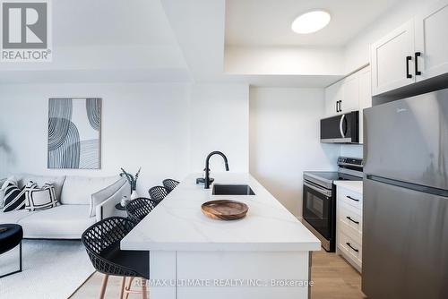 517 - 135 Village Green Square, Toronto (Agincourt South-Malvern West), ON - Indoor Photo Showing Kitchen