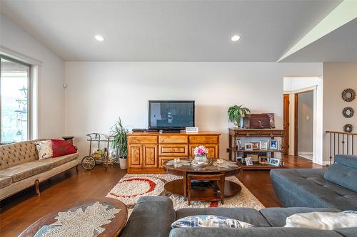 6205 6 Highway, Coldstream, BC - Indoor Photo Showing Living Room