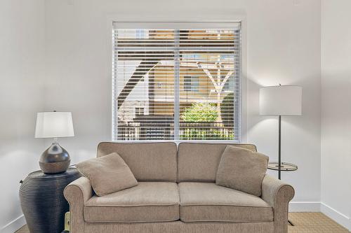 7205-4024 Pritchard Drive, Kelowna, BC - Indoor Photo Showing Living Room