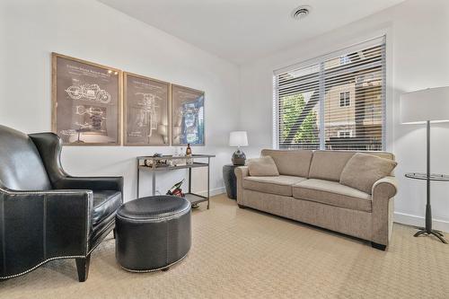 7205-4024 Pritchard Drive, Kelowna, BC - Indoor Photo Showing Living Room