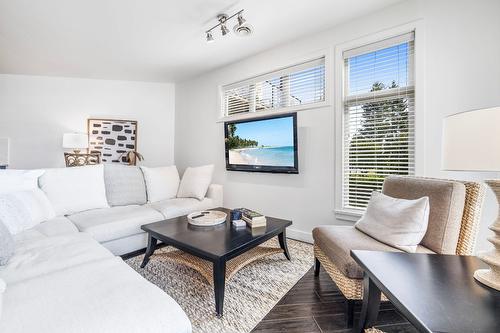 7205-4024 Pritchard Drive, Kelowna, BC - Indoor Photo Showing Living Room