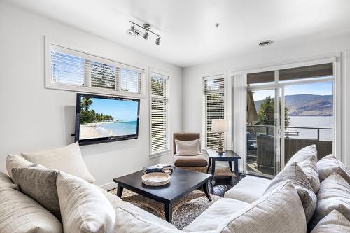 7205-4024 Pritchard Drive, Kelowna, BC - Indoor Photo Showing Living Room