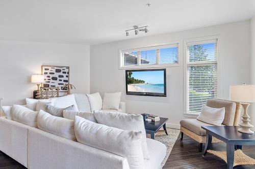 7205-4024 Pritchard Drive, Kelowna, BC - Indoor Photo Showing Living Room