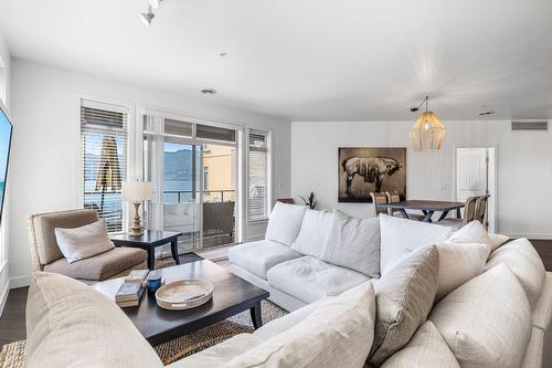 7205-4024 Pritchard Drive, Kelowna, BC - Indoor Photo Showing Living Room