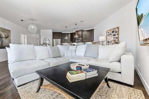 7205-4024 Pritchard Drive, Kelowna, BC - Indoor Photo Showing Living Room