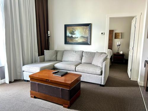 414 - 400 Stemwinder Drive, Kimberley, BC - Indoor Photo Showing Living Room