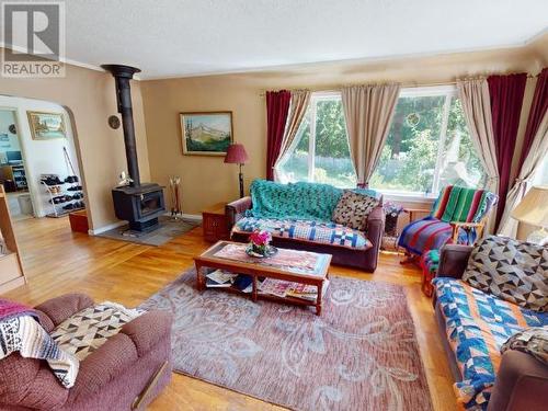 10288 Kelly Creek Road, Powell River, BC - Indoor Photo Showing Living Room