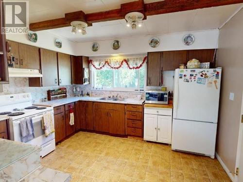 10288 Kelly Creek Road, Powell River, BC - Indoor Photo Showing Kitchen With Double Sink