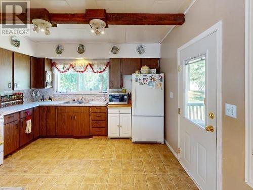 10288 Kelly Creek Road, Powell River, BC - Indoor Photo Showing Kitchen With Double Sink