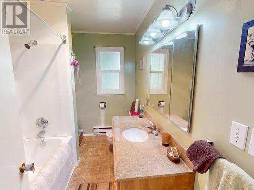 10288 Kelly Creek Road, Powell River, BC - Indoor Photo Showing Bathroom