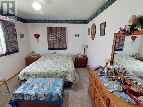 10288 Kelly Creek Road, Powell River, BC - Indoor Photo Showing Bedroom