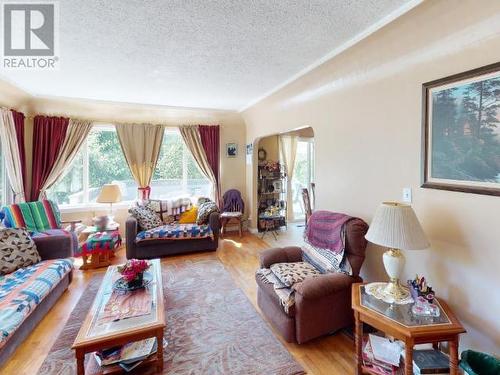 10288 Kelly Creek Road, Powell River, BC - Indoor Photo Showing Living Room